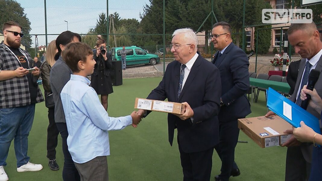 Laptopy trafiły do szkół w gminie Iwaniska. Sprzęt wręczali poseł i burmistrz