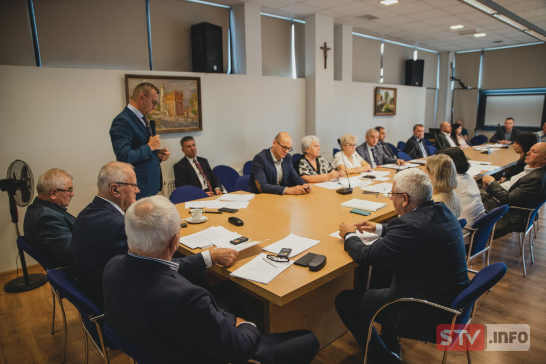 Historyczna i wyjątkowa sesja powiatu sandomierskiego. Ponad 50 mln zł na inwestycje