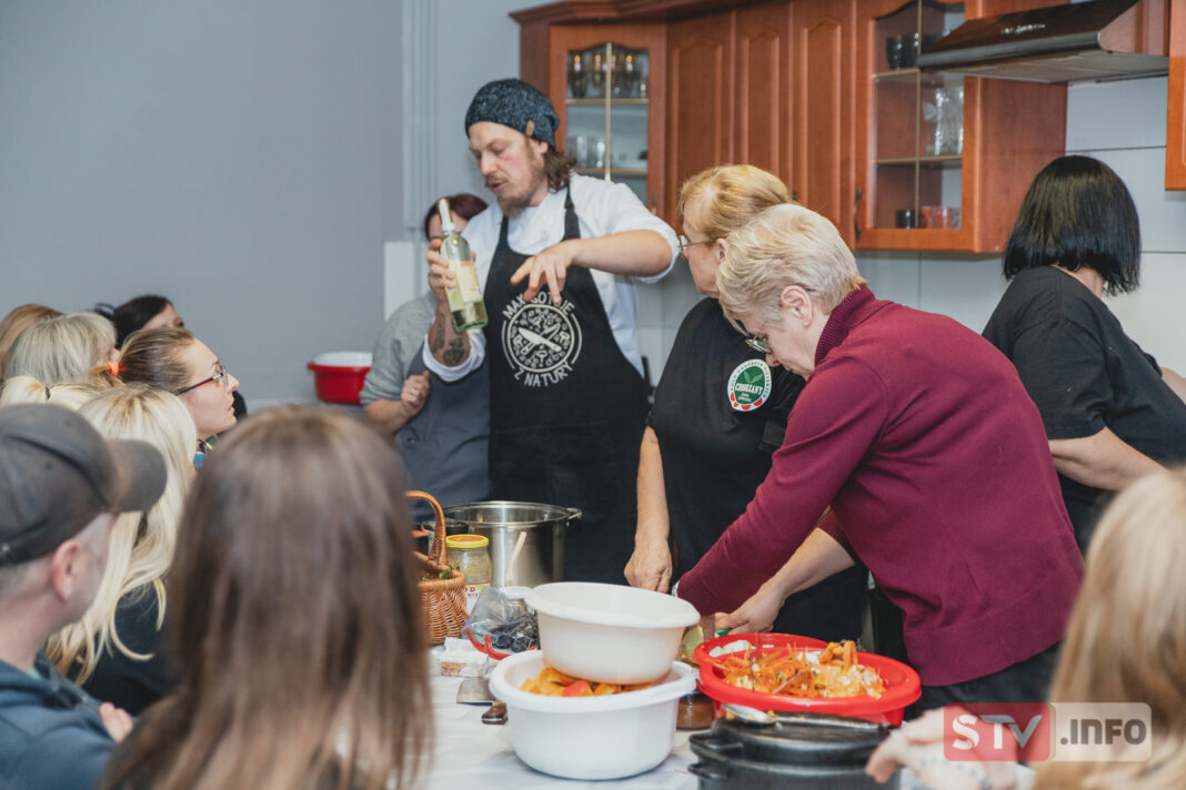 Jesienne gotowanie z natury w Chobrzanach. Panie z KGW gotowały z blogerem kulinarnym