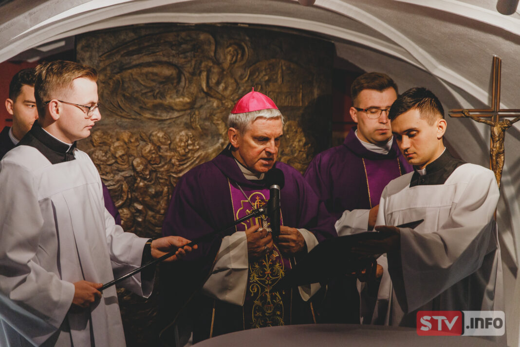 Zaduszki. Msza święta za zmarłych biskupów i księży w kryptach sandomierskiej katedry