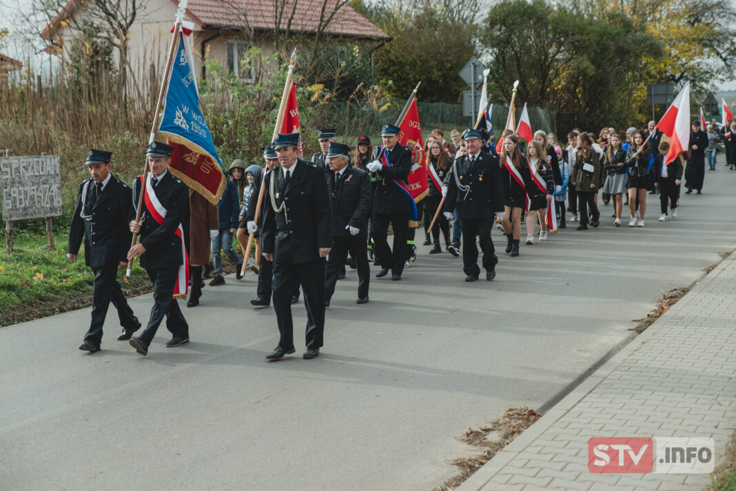 Patriotyczna uroczystość w Wojciechowicach. Modlitwa, złożenie kwiatów i szkolna akademia