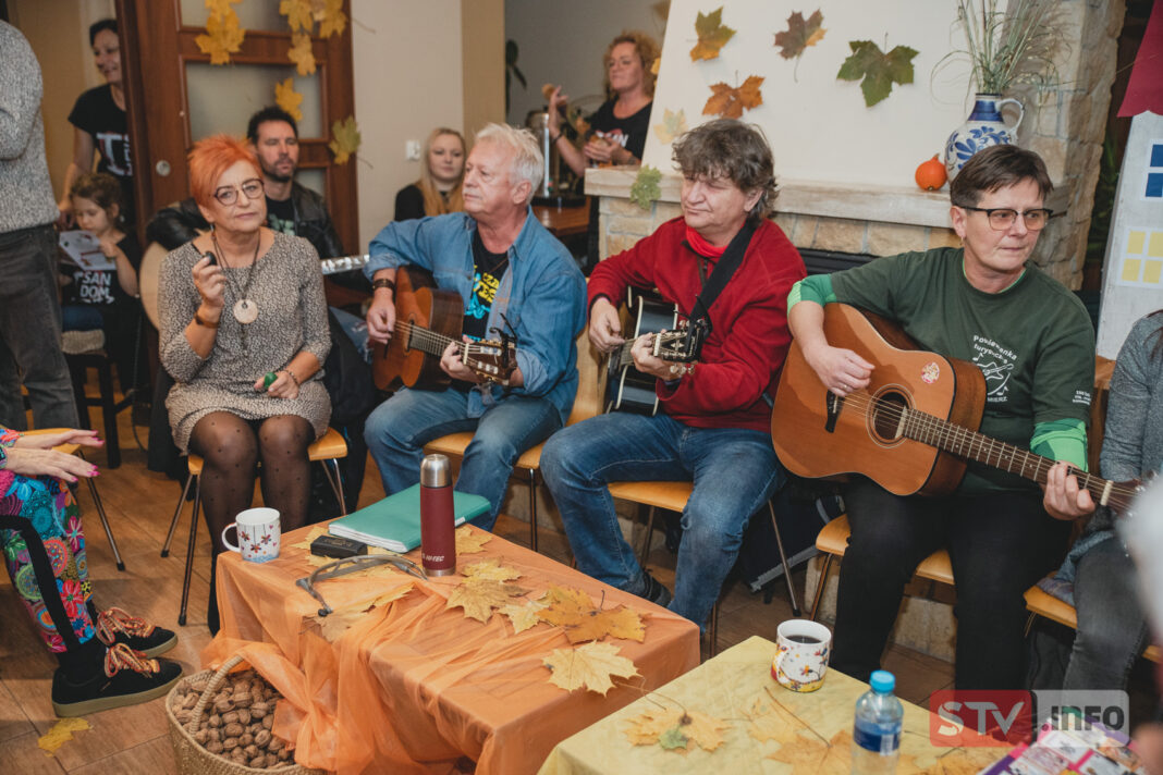 Pośpiewanka w sandomierskiej „Turyście”. „Muzyczny stół” połączył turystów