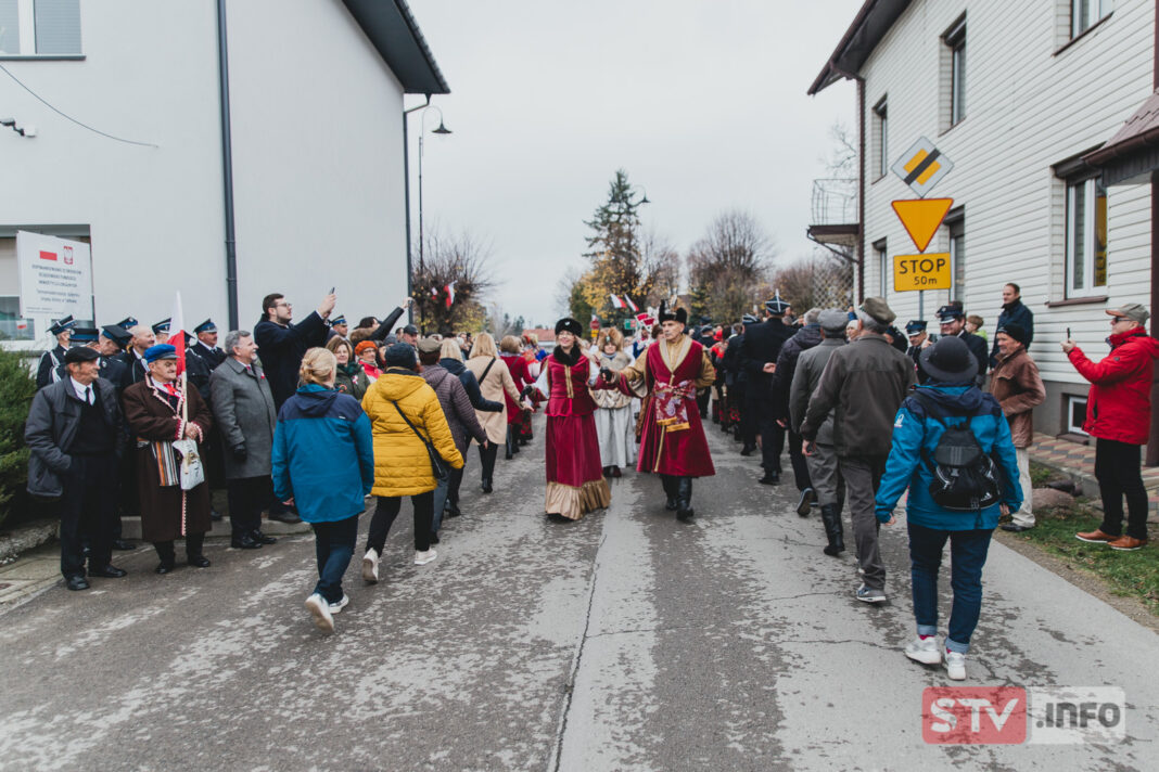 Tarłów pamiętał o rocznicy niepodległości. Pięknie zatańczony polonez, odznaczenia dla strażaków