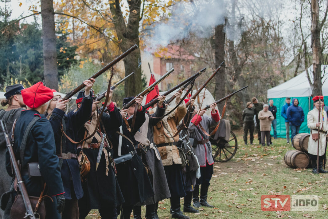 Walki z użyciem broni czarnoprochowej i białej na opatowskiej Promenadzie. To była żywa lekcja historii