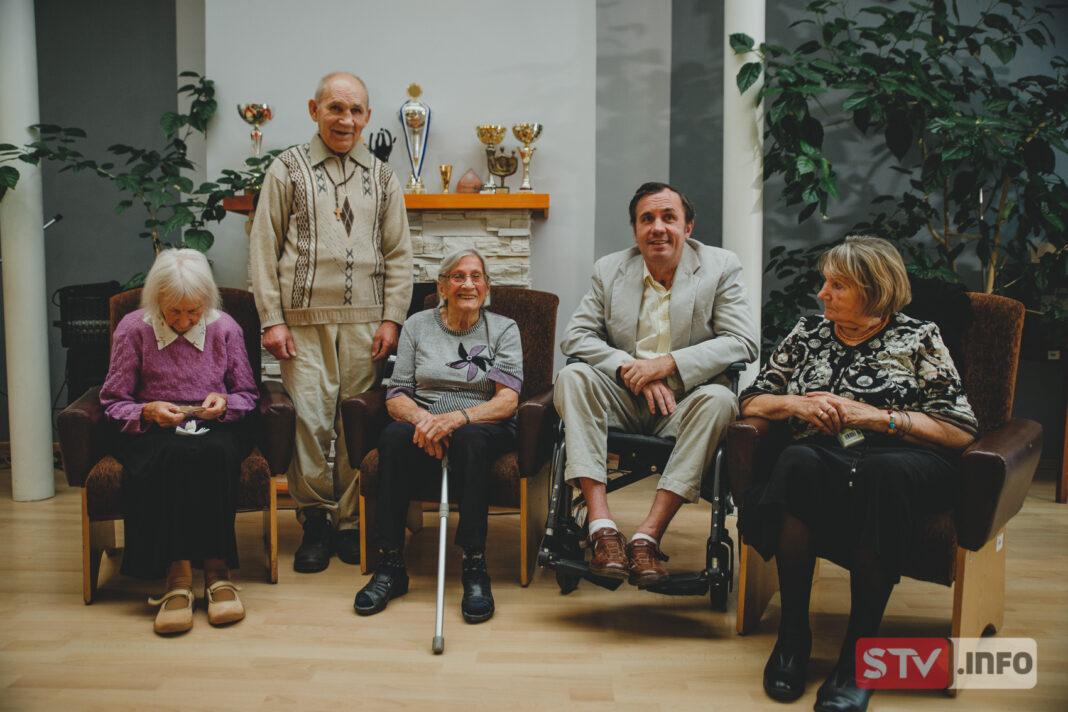 Ruszyła zbiórka upominków dla mieszkańców DPS w Sandomierzu. Piękna akcja „Paczka dla Seniora”