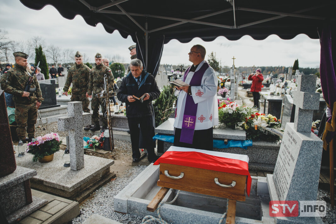 Szczątki ppor. Władysława Żwirka spoczęły na cmentarzu w Łoniowie. Państwowy pogrzeb po 77 latach
