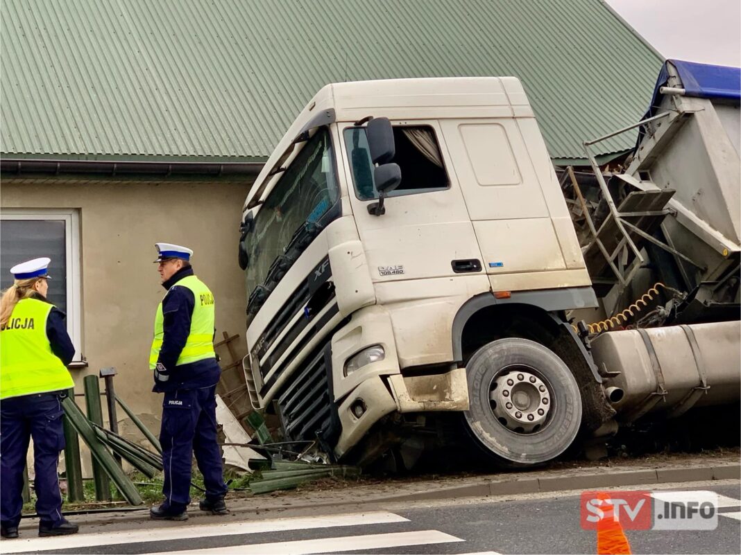 W Bidzinach ciężarówka wjechała w dom. Na szczęście domowników nie było w środku