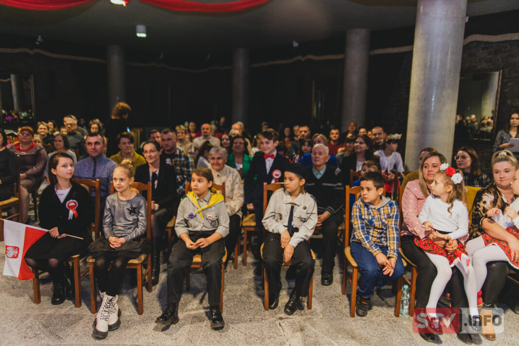 Patriotyczne nuty wybrzmiały w Krzyżtoporze. Przegląd pieśni i piosenek