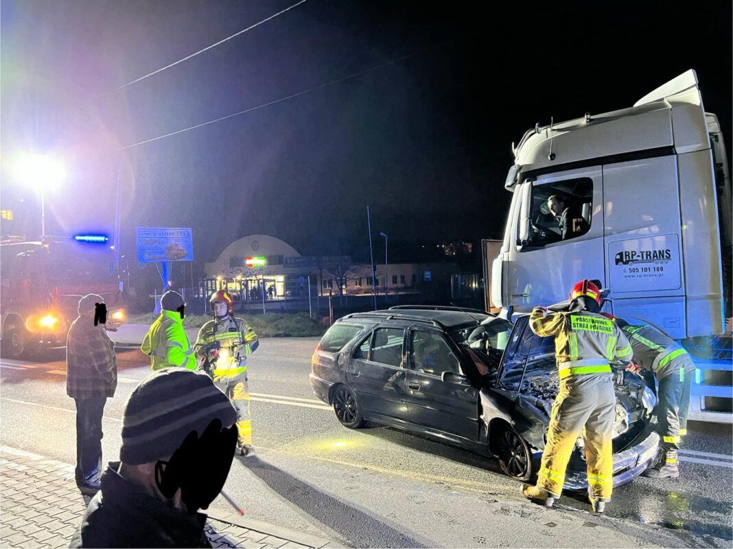 OPATÓW: Uderzył w ogrodzenie. Uciekł, ale go złapali