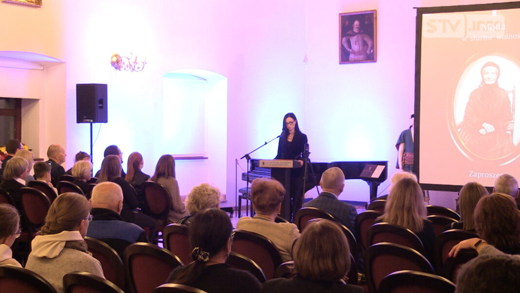 „Moda w służbie wolności”. Sandomierskie muzeum zaprasza do odwiedzenia wystawy