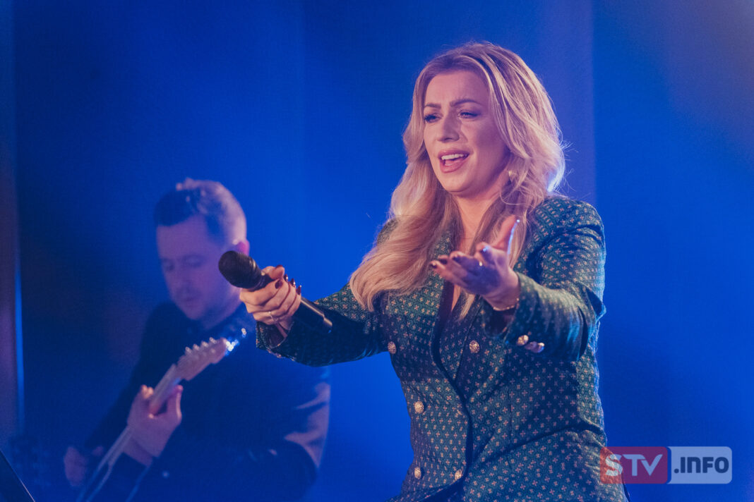 Kasia Cerekwicka zawładnęła widownią. Kolędy i świąteczne piosenki wybrzmiały w Staszowie