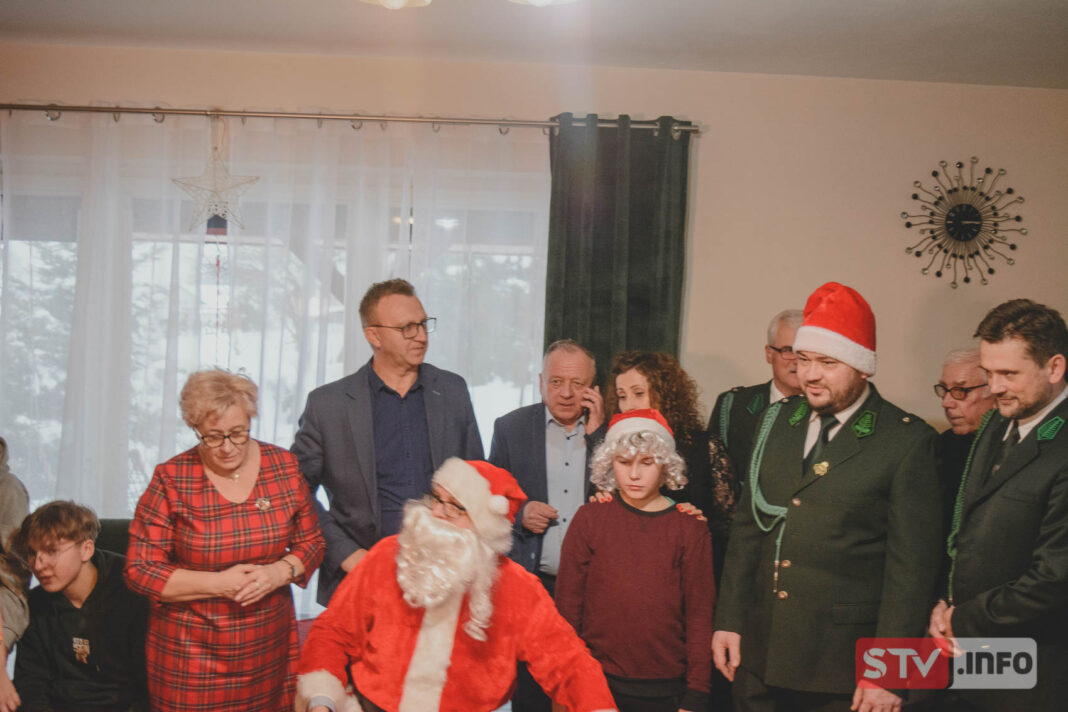 Wyjątkowe i piękne mikołajki w domku dziecka w Łoniowie. Ludzie o wielkich sercach przywieźli prezenty