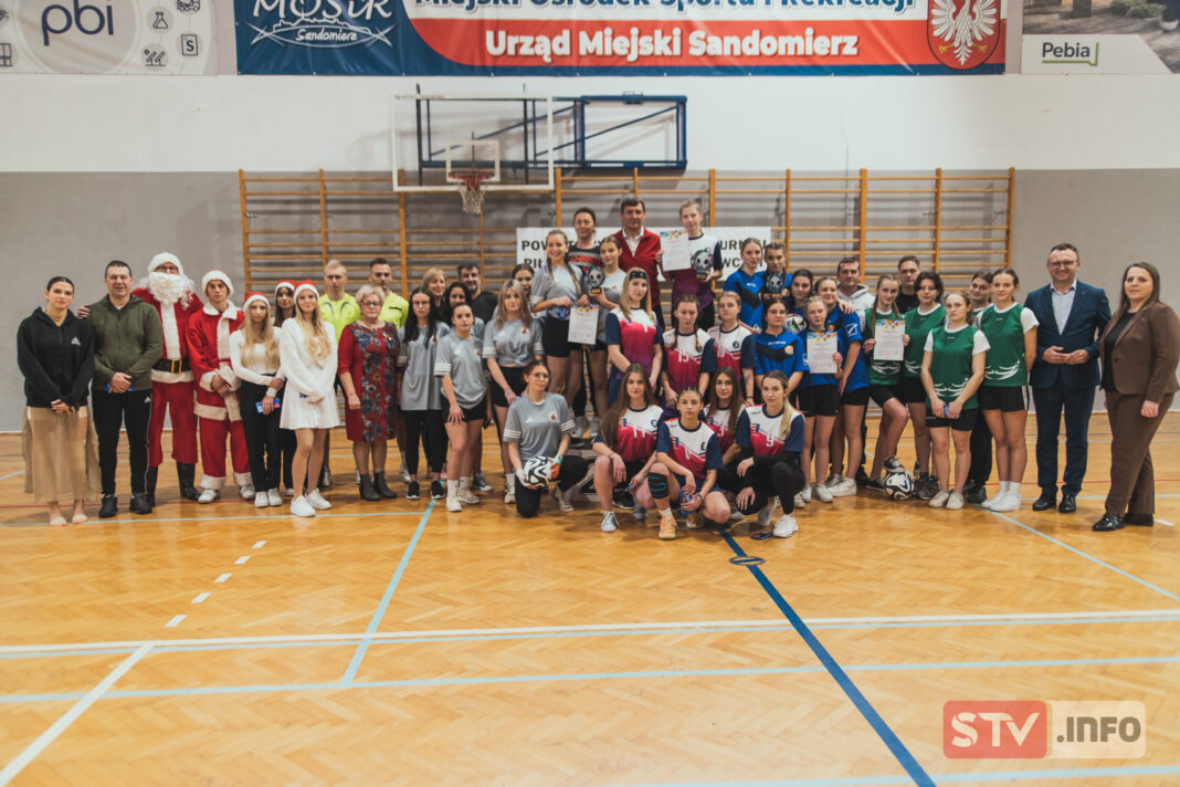 Mikołajkowy turniej piłki nożnej. Zwycięstwo dziewcząt z „Ekonomika”