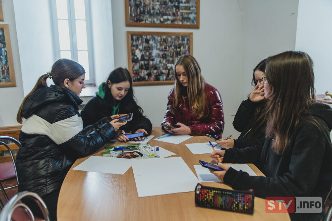 Licealiści z I LO w Sandomierzu walczą o prawa człowieka. Wzięli udział w Maratonie Pisania Listów – Amnesty International