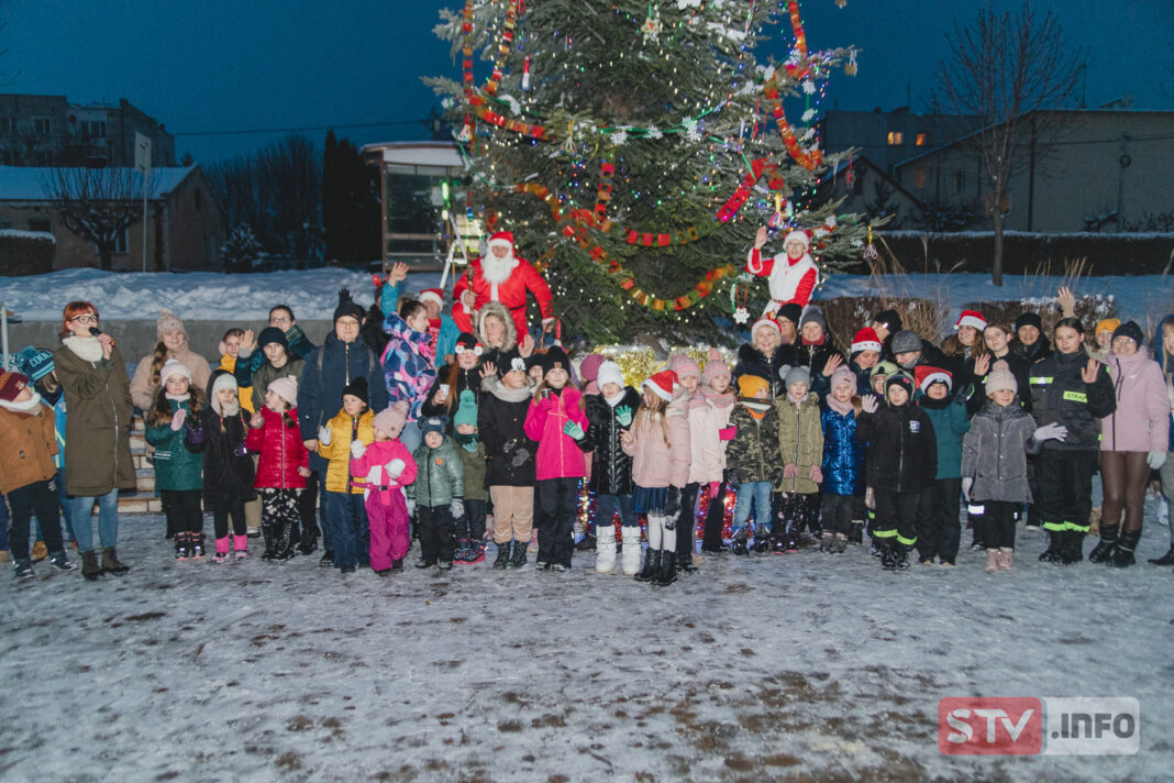 Dobra zabawa w Zawichoście. Zrobili ozdoby, ubrali choinkę i obejrzeli spektakl teatralny