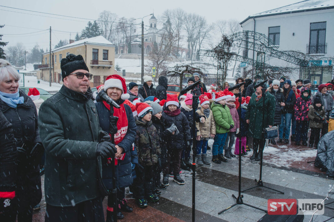 Piękny kiermasz na ożarowskim rynku. Święty Mikołaj w roli głównej