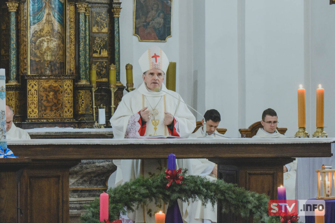 Betlejemskie Światło Pokoju dotarło do Sandomierza. Z rąk harcerzy odebrali je biskup, starosta i burmistrz