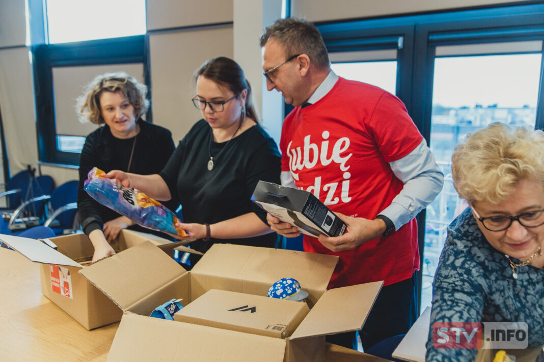 Prezenty od sandomierskiego powiatu spakowane. 2. rodziny otrzyma wsparcie