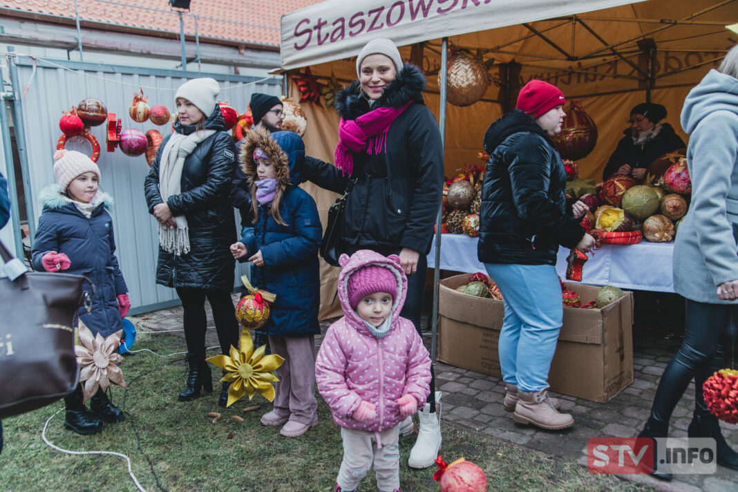 W Staszowie ubrali choinkę. Ozdoby wieszali mieszkańcy bez względu na wiek