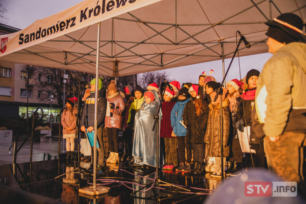 Miejska wigilia w Sandomierzu tym razem na Placu 3 Maja. Były jasełka i wspólne kolędowanie