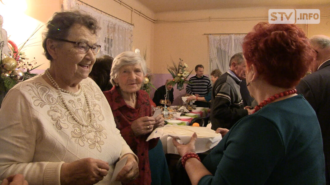 Wspólna wigilia z seniorami w Janowicach z artystycznym akcentem