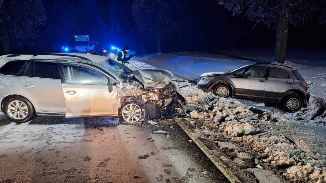 Zderzenie dwóch osobówek w Jałowęsach. Rodzina z dziećmi trafiła do szpitala