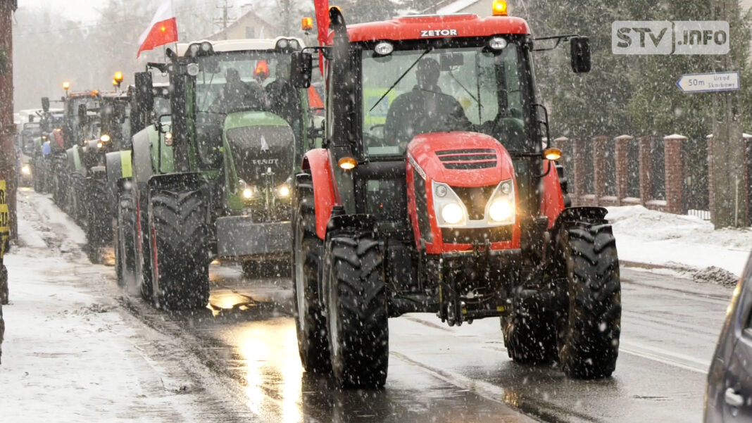 „BEZ NAS BĘDZIECIE GŁODNI, NADZY I TRZEŹWI”. Rolnicy z regionu protestowali w Opatowie