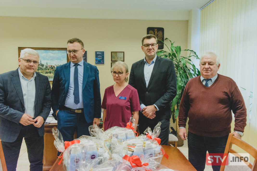 Prezenty zgodnie z tradycją sandomierskiego szpitala. Samorządowcy nie zawiedli