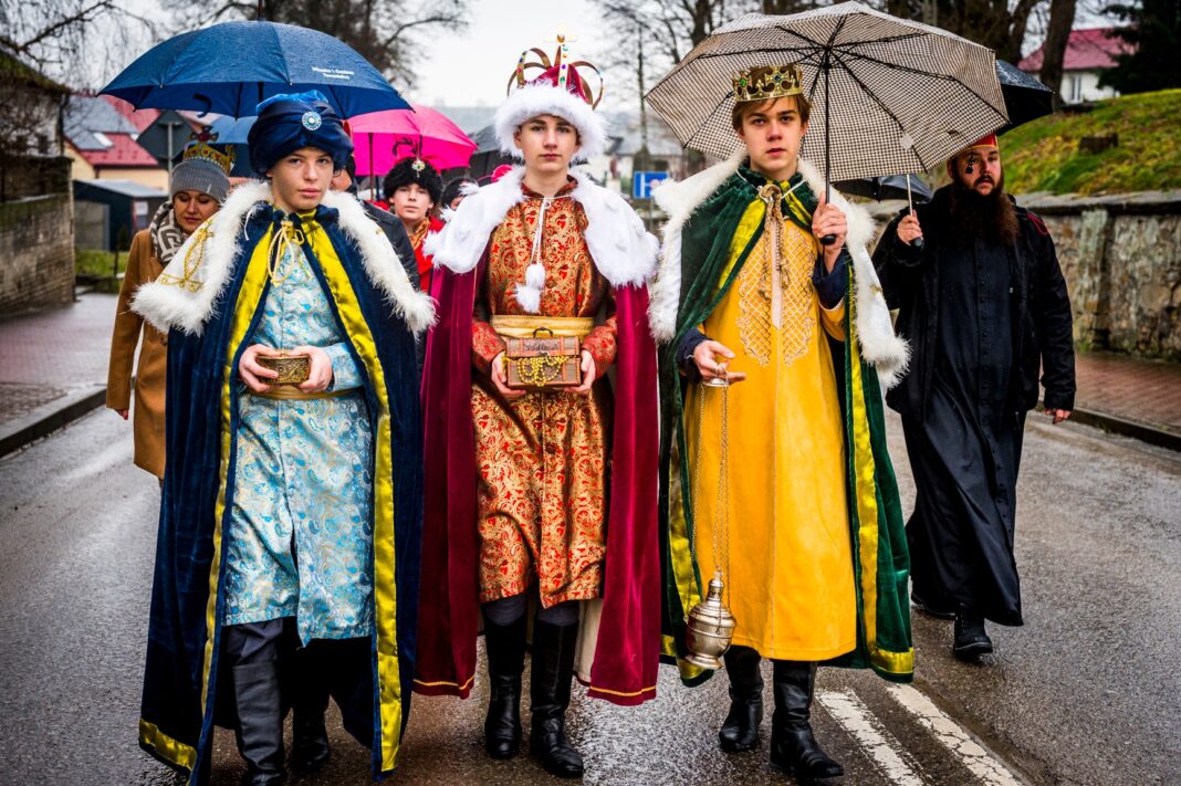 Orszak Trzech Króli przemaszerował przez Iwaniska. Piękna i radosna uroczystość