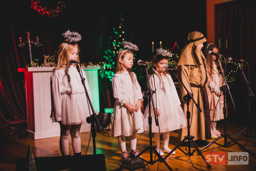 Piękny „Wieczór kolęd i pastorałek” w Łoniowie. Śpiewali uczniowie, przedszkolaki i góralska kapela