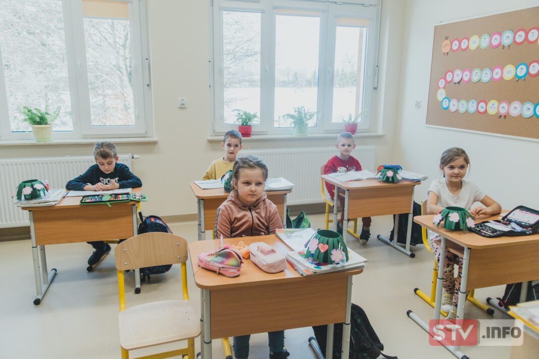Uczniowie szkoły w Jastrzębskiej Woli uczą się w nowym pawilonie. Z przeprowadzki cieszą się wszyscy