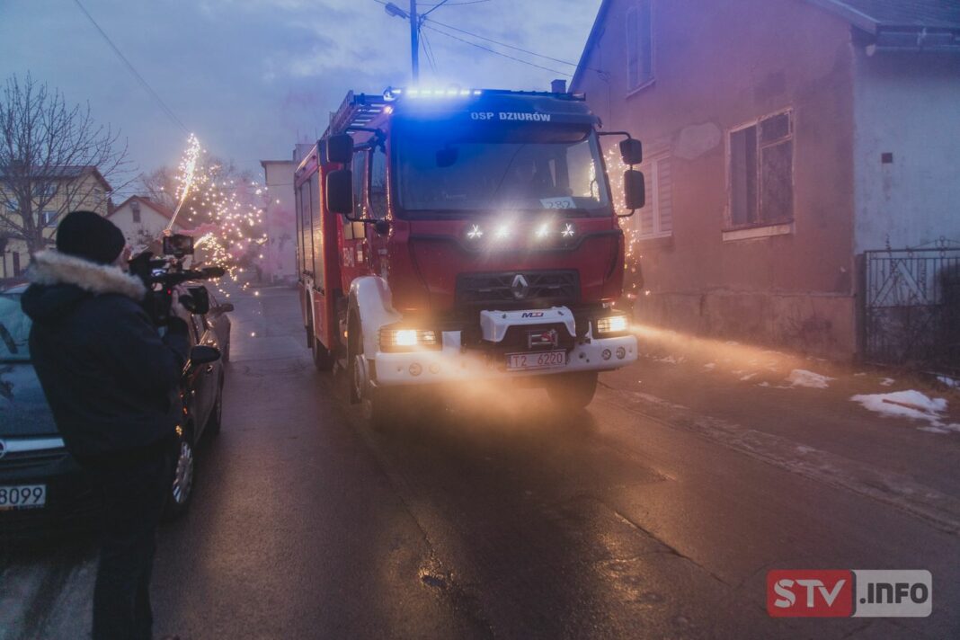Druhowie z Zawichostu i Dziurowa z przytupem powitali nowe wozy strażackie