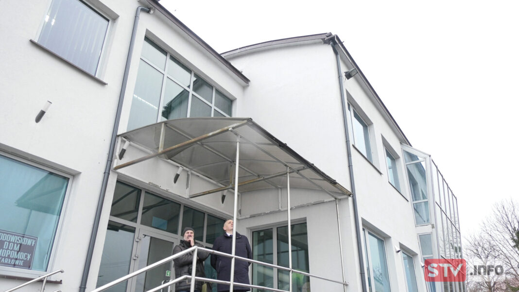 Nowy dach nad biblioteką w Tarłowie. Koniec przeciekania