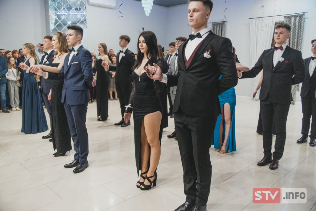 Niezapomniany i magiczny wieczór. Szampańska zabawa maturzystów II LO w Sandomierzu