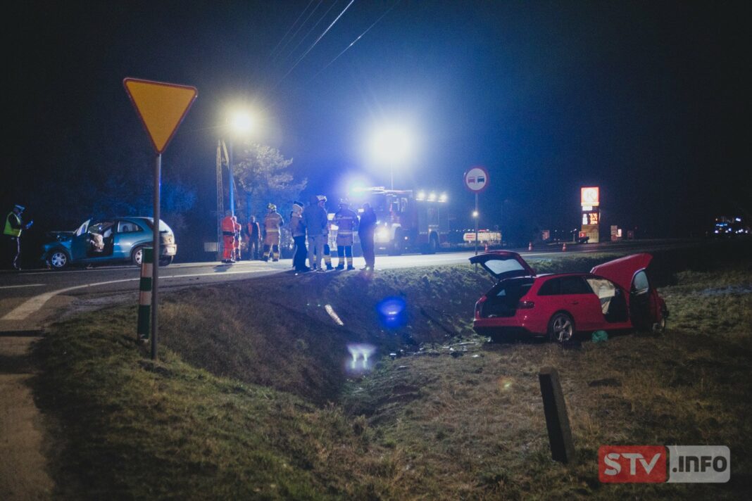 Zderzenie Opla z Audi we Włostowie. Cztery osoby poszkodowane, lądował śmigłowiec LPR