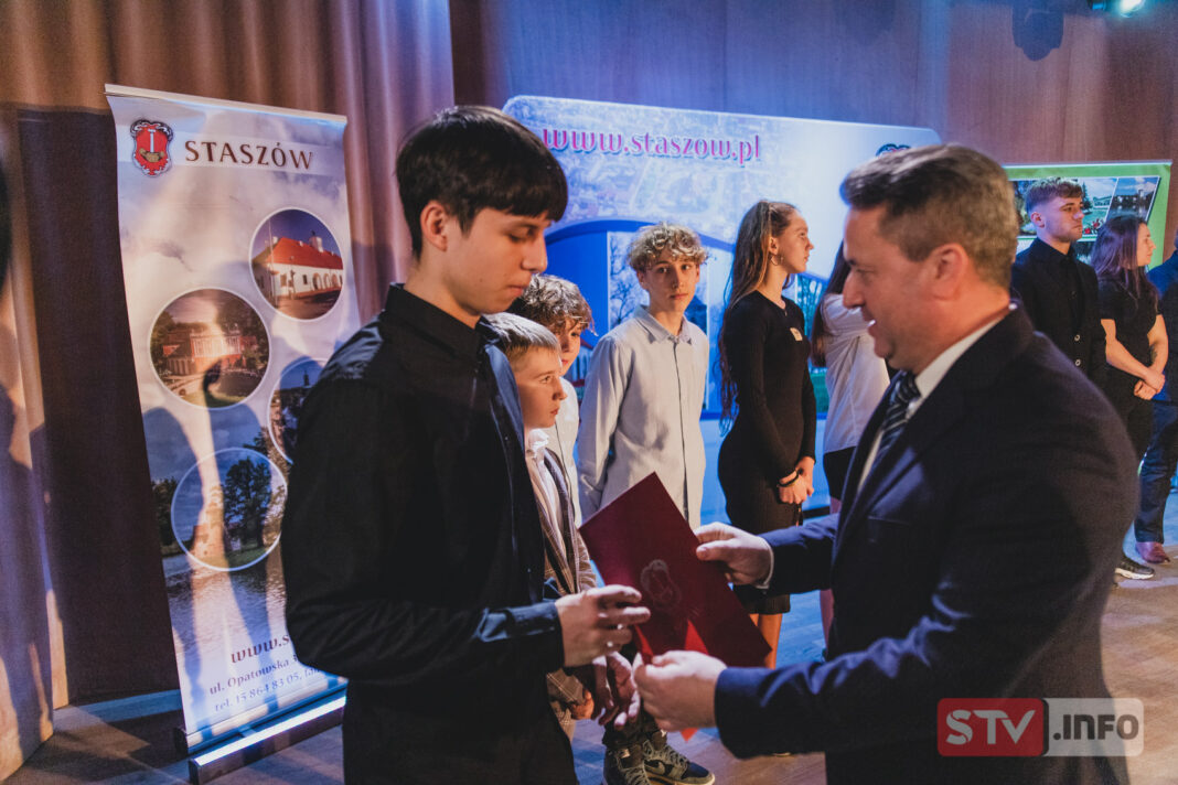 Najlepsi sportowcy gminy Staszów nagrodzeni. Wyjątkowa gala w ośrodku kultury