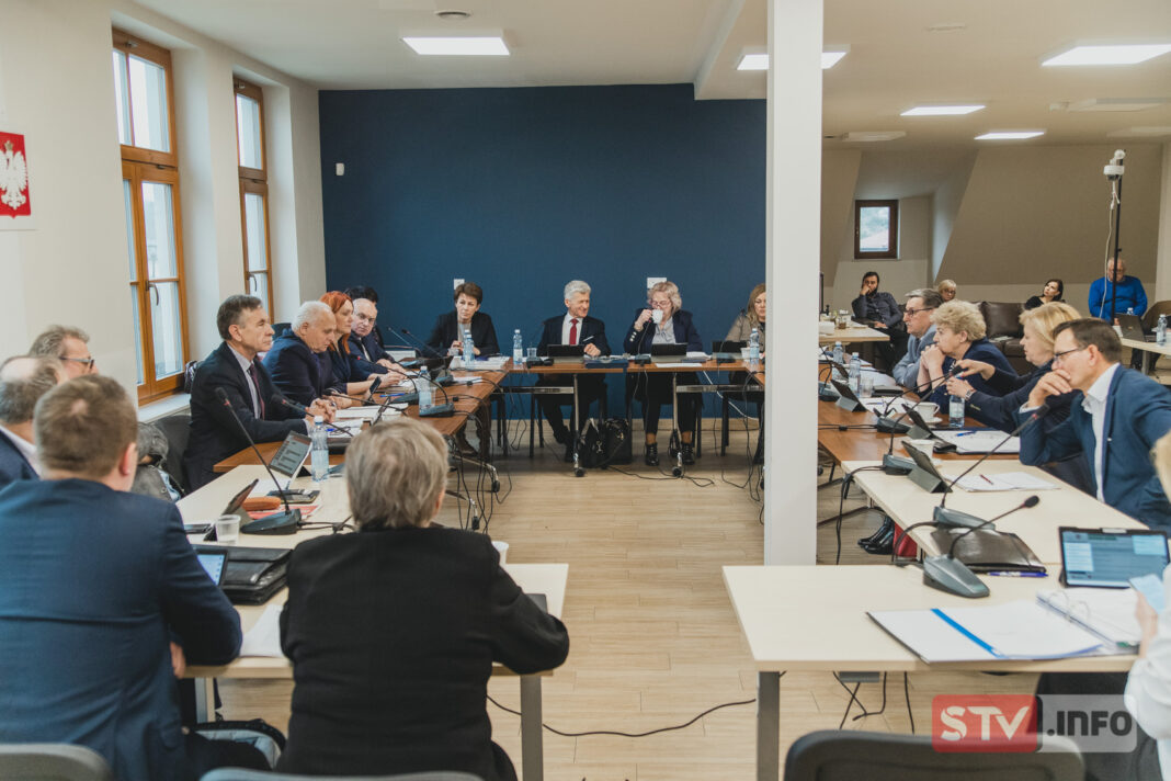 Sesja o szkołach powiatu opatowskiego. Emocje mniejsze niż się spodziewano