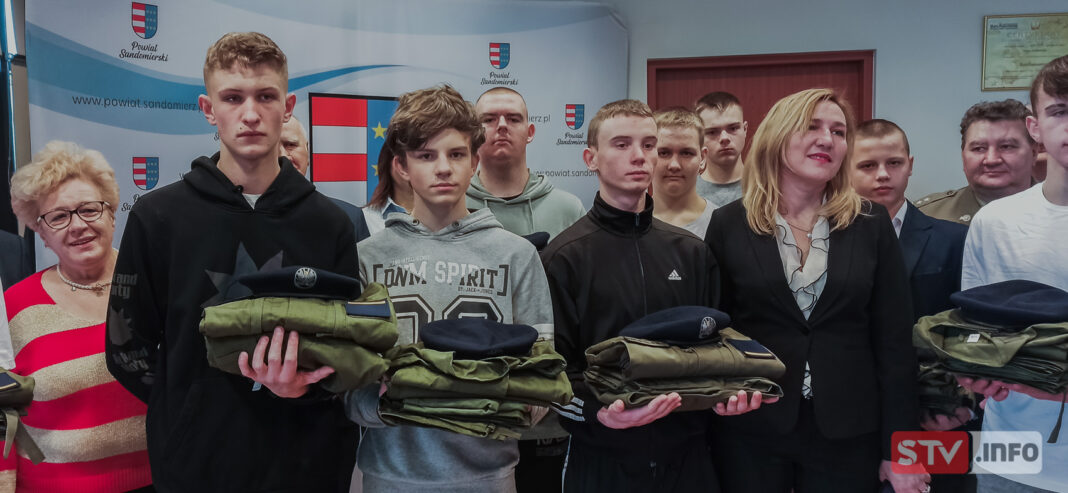 Mundury i sprzęt dla sandomierskiego Branżowego Oddziału Wojskowego. Pilotażowy projekt edukacyjny