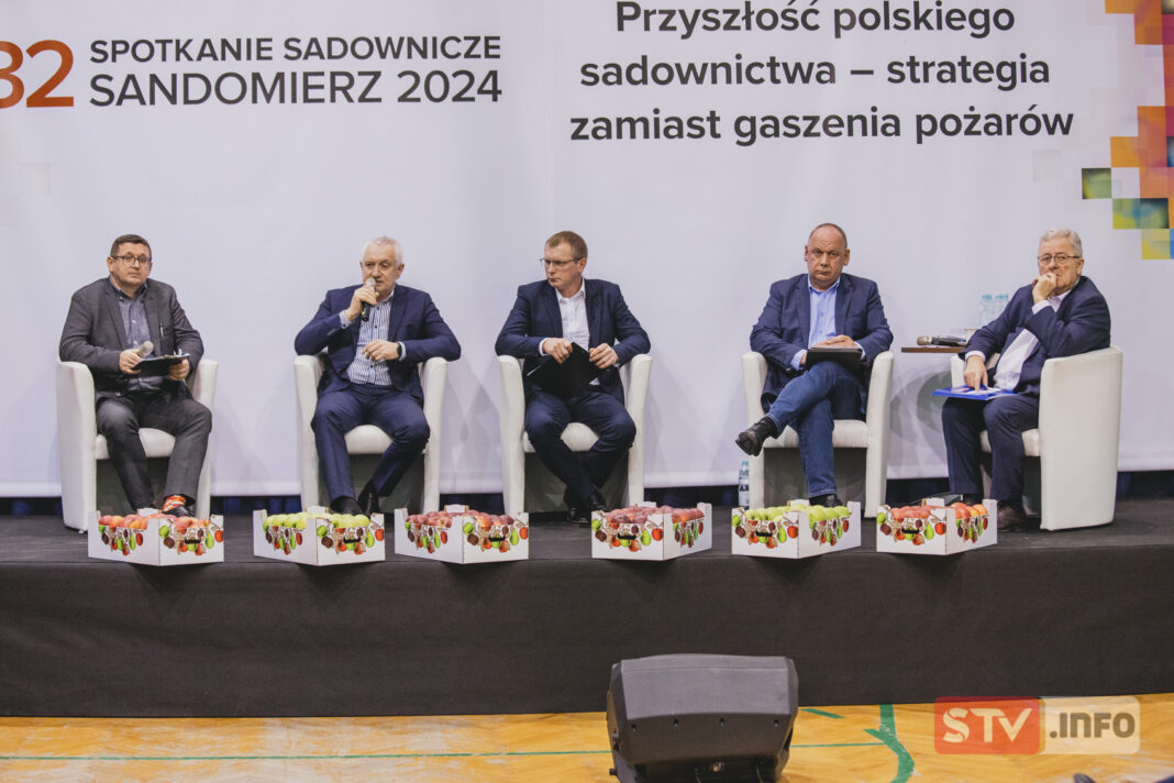 W Kurowie z rolnikami w Sandomierzu z sadownikami. Rozmowy z ministrem rolnictwa Czesławem Siekierskim