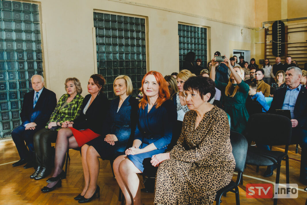 Inauguracja u „Skłodowskiej” w Ożarowie. „Dziś uczeń –jutro student”