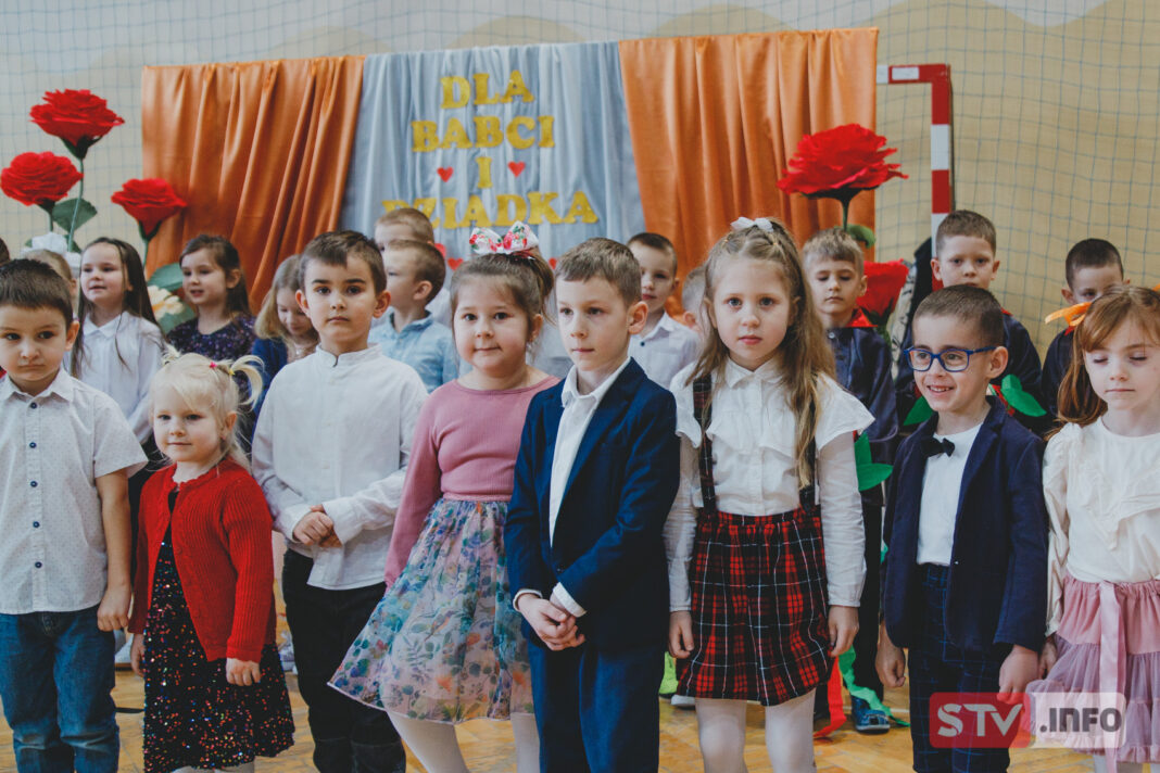 Przedszkolaki z Iwanisk dały show. Babcie i dziadkowie byli zachwyceni