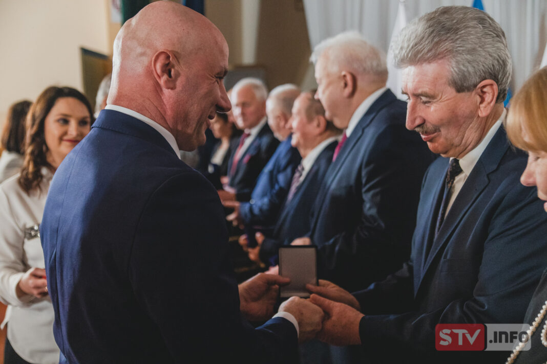 Jubileuszowa sesja rady powiatu w Staszowie. Podsumowano 25 lat samorządu