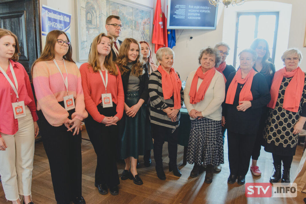 Warsztaty w sandomierskim ratuszu. Badanie w cytobusie