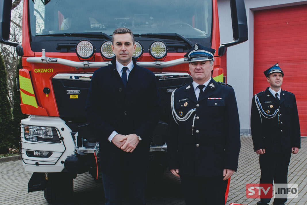 Wóz bojowy i quad dla OSP z gminy Samborzec. Uroczysty apel w Skotnikach