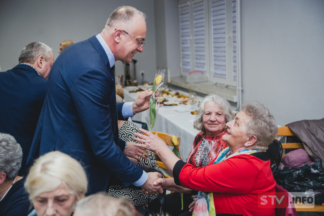 Panie świętowały w Wilczycach. Były życzenia, kwiaty i koncert Steciaka