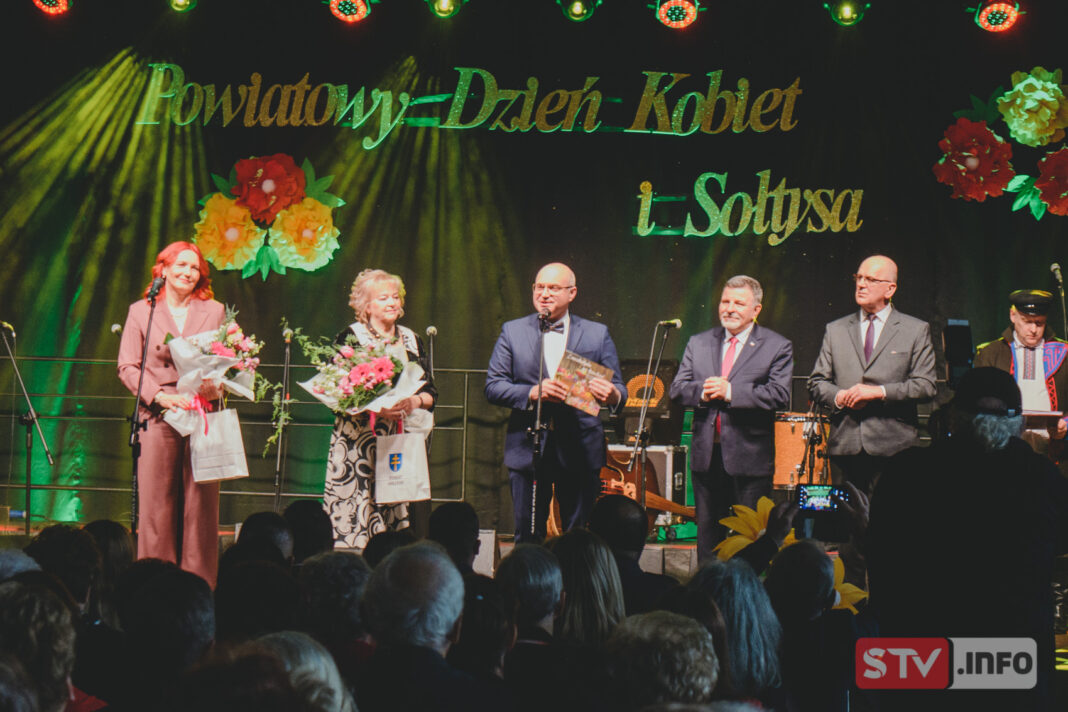 Muzyczny Dzień Kobiet oraz Dzień Sołtysa w Opatowie. Na scenie zaśpiewał zespól Rokiczanka