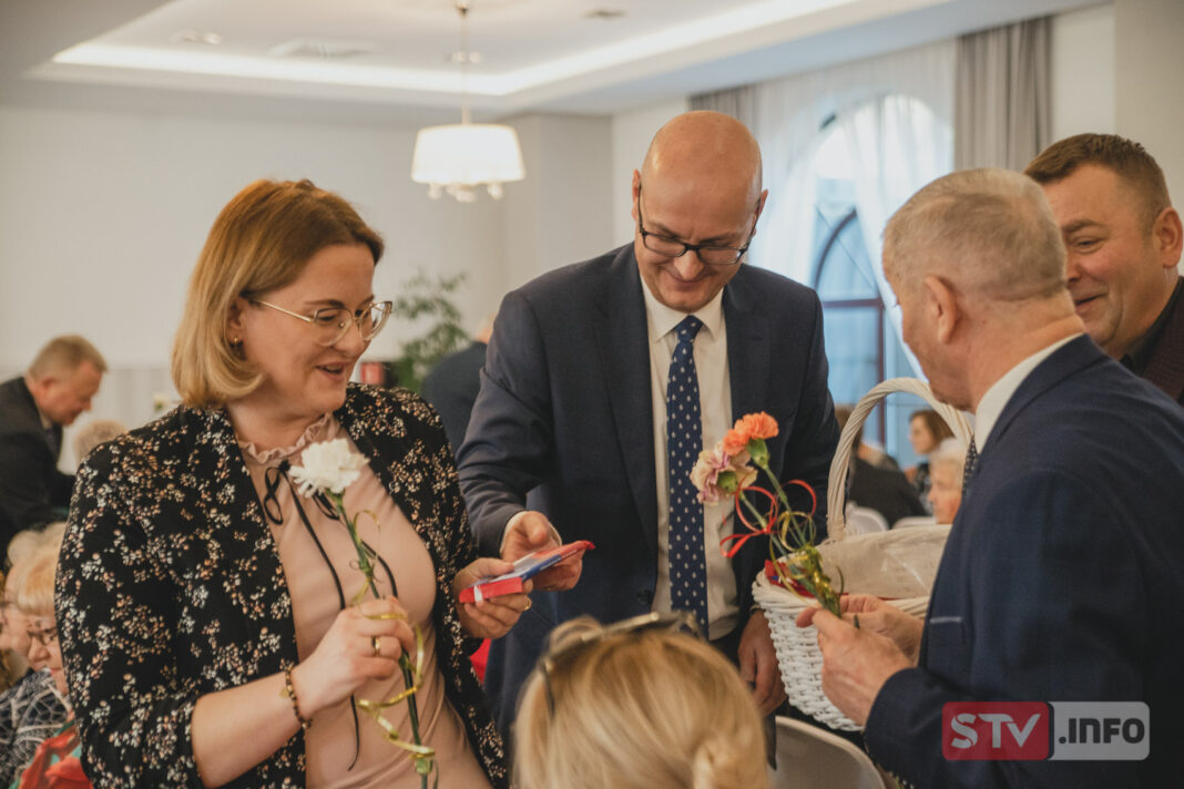 Na „Uroki Sandomierszczyzny” zaprosił samorząd powiatowy. Świętowało 300 pań