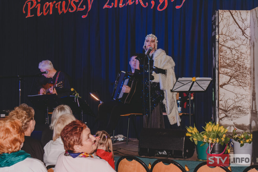 Piękny i muzyczny Dzień Kobiet w Chobrzanach. W historyczną podróż zabrała uczestniczki Anna Przybysz