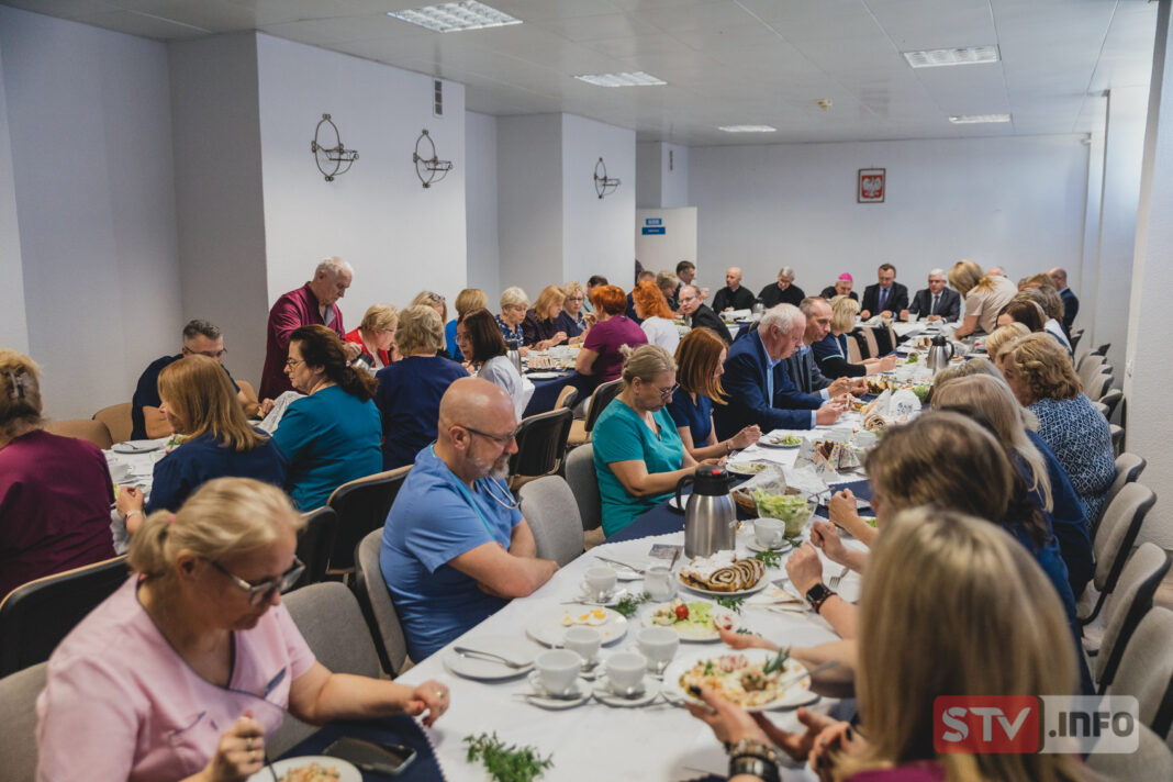 Szpitalna rodzina usiadła do wielkanocnego śniadania