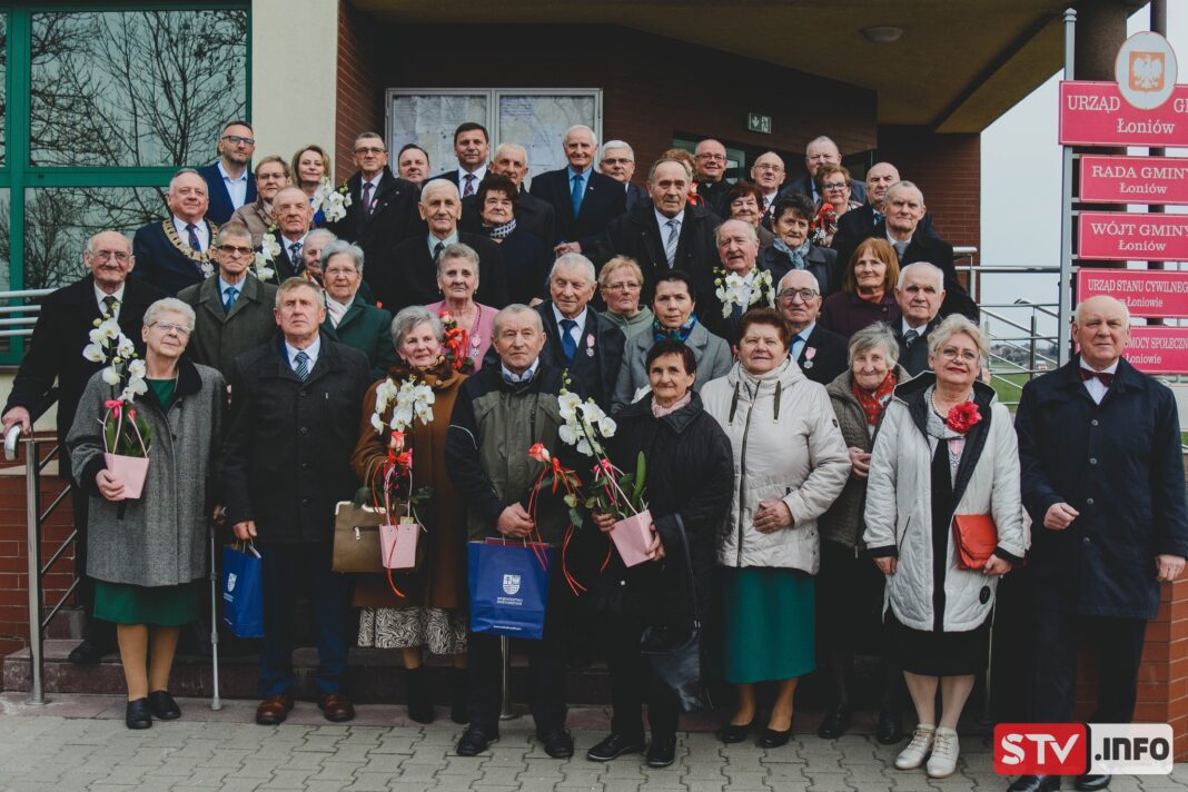 Wyjątkowa uroczystość w Łoniowie. Były medale od Prezydenta RP i moc życzeń